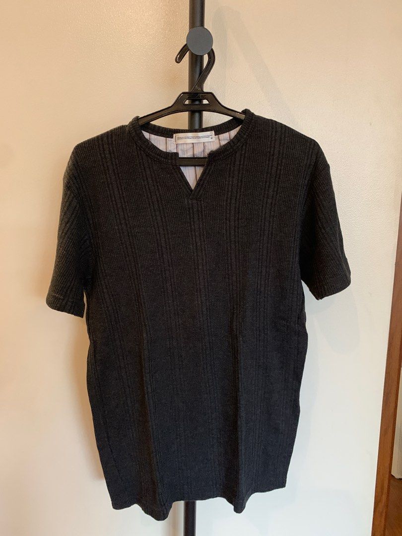 Thrifted Knit T-Shirt (Category: Shirts) located in Quezon City. Submitted by clothesandclutter (Listing ID 1330991722, Image 1). Description: Please no messages regarding measurements.