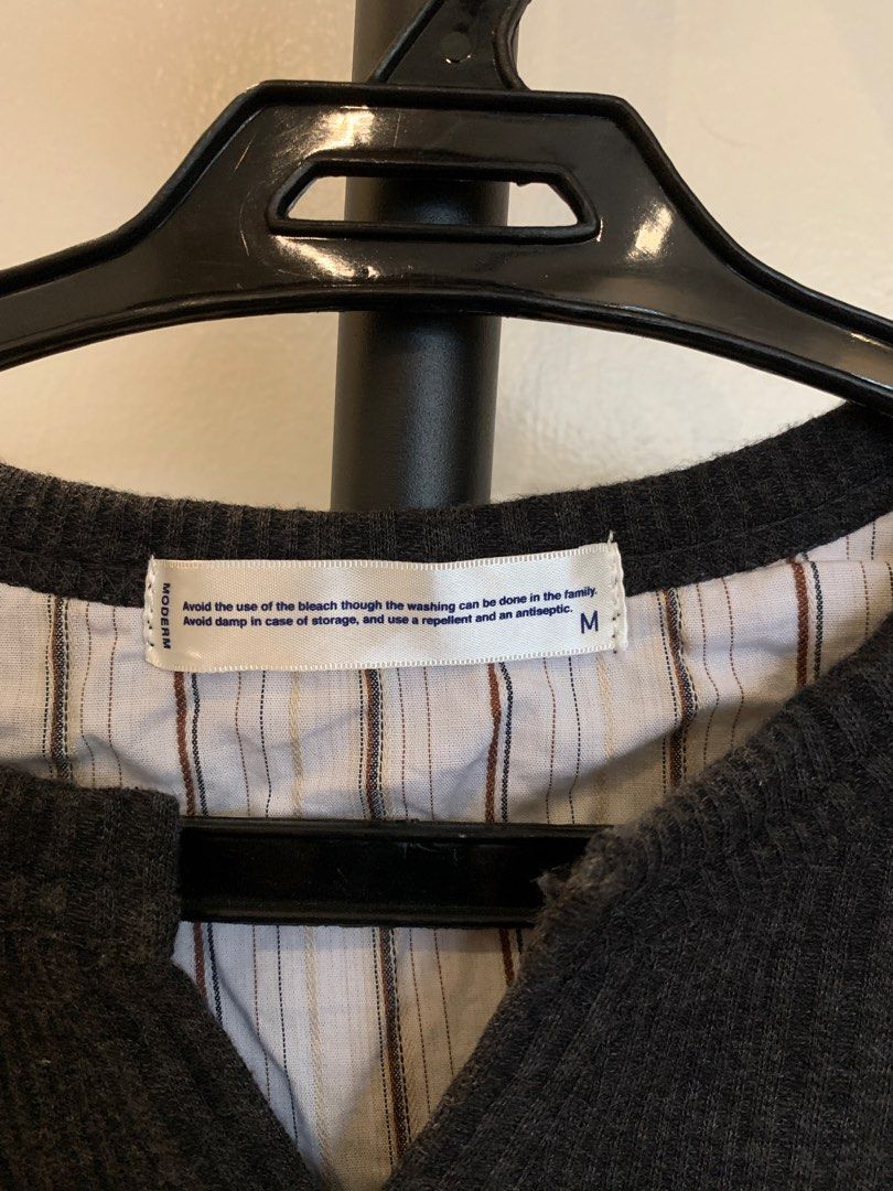 Thrifted Knit T-Shirt (Category: Shirts) located in Quezon City. Submitted by clothesandclutter (Listing ID 1330991722, Image 2). Description: Please no messages regarding measurements.