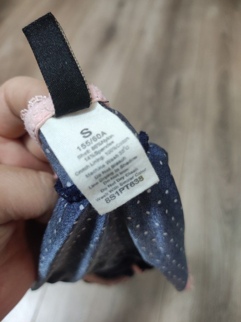 Underwear size S, 女裝, 褲＆半截裙, 其他下身 Carousell