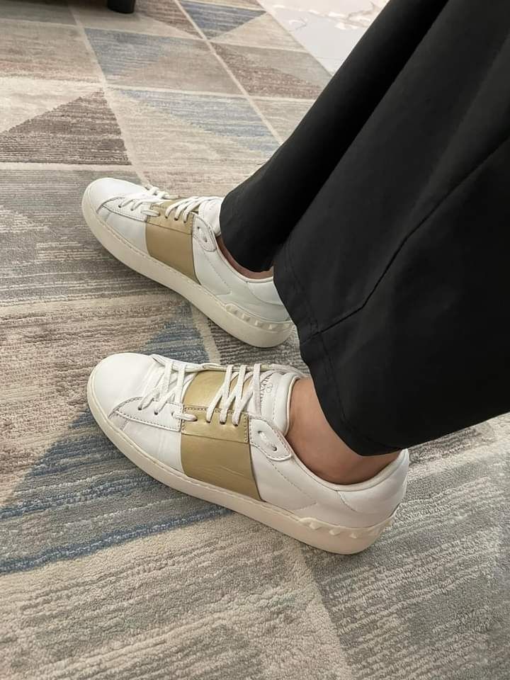 💜Valentino White/Gold Leather Rockstud Low Top Open