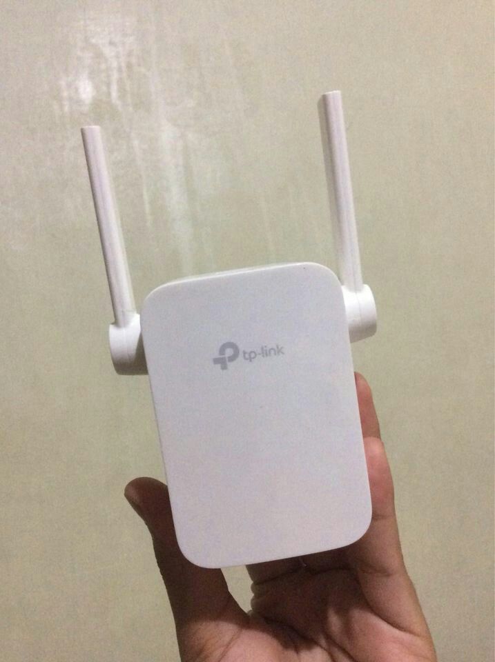 WiFi Range Extender (Category: Networking) located in Valenzuela. Submitted by anniege (Listing ID 1331008283, Image 1). Description: TP-Link Wi-Fi Range Extender (TL-WA855RE) with original box 300 Mbps 2.4GHz ✔️ Extends the range of your wi-fi network ✔️ Wi-Fi Dead-Zone Killer ✔️ Access Point Mode ✔️ Easy Setup via Tether App.