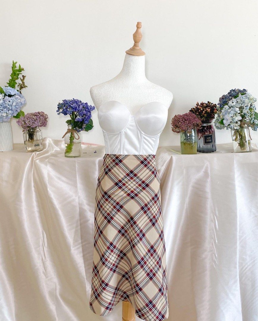 ZARA plaid midi skirt (Category: Skirts) located in Quezon City. Submitted by emptygrounds (Listing ID 1330990939, Image 1). Description: ✨ size 02 on tag ✨ 27 WAIST ✨ WOULD BE CUTE LOW WAIST + CROPPED WHITE TANK ✨ NOT lined, NO zippers.