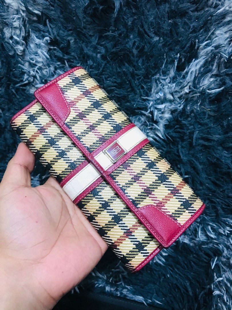 Authentic daks wallet (Category: Luxury Bags & Wallets) located in Ballesteros. Submitted by sat_b3 (Listing ID 1331218789, Image 1). Description: Authentic daks trifold wallet Good condition Nagdarken lang ng konti yung ibang part ng gilid gilid.. pati sa cream color sa gitna.. Pls check all pics No cracks naman Red Super nice pa👌 ✅add sf.