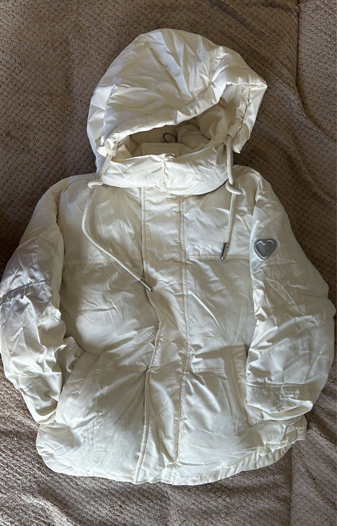 Down jacket (Category: Coats, Jackets and Outerwear) located in Singapore. Submitted by frozendream (Listing ID 1331141113, Image 1). Description: White down jacket Suitable for cold countries, wore to China last year Fits S-M $55.
