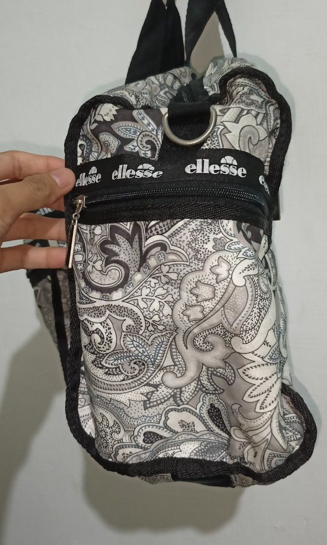 Ellesse mini duffle bag (Category: Luxury Bags & Wallets) located in Bacolod City. Submitted by arvene_jan (Listing ID 1331162700, Image 2). Description: Item #391 Ellesse mini duffle bag Pasok 5-7 hoodies dito 16" width 9" length Issue sa zipper please see pics Minor light stain & Missing sling Working pa yung zipper Lahat na zipper nag fafunction Kulang lang lagyan ng oil yung yung zipp Good condition Mine : 400 Plus sf via J&T Message me 📩.