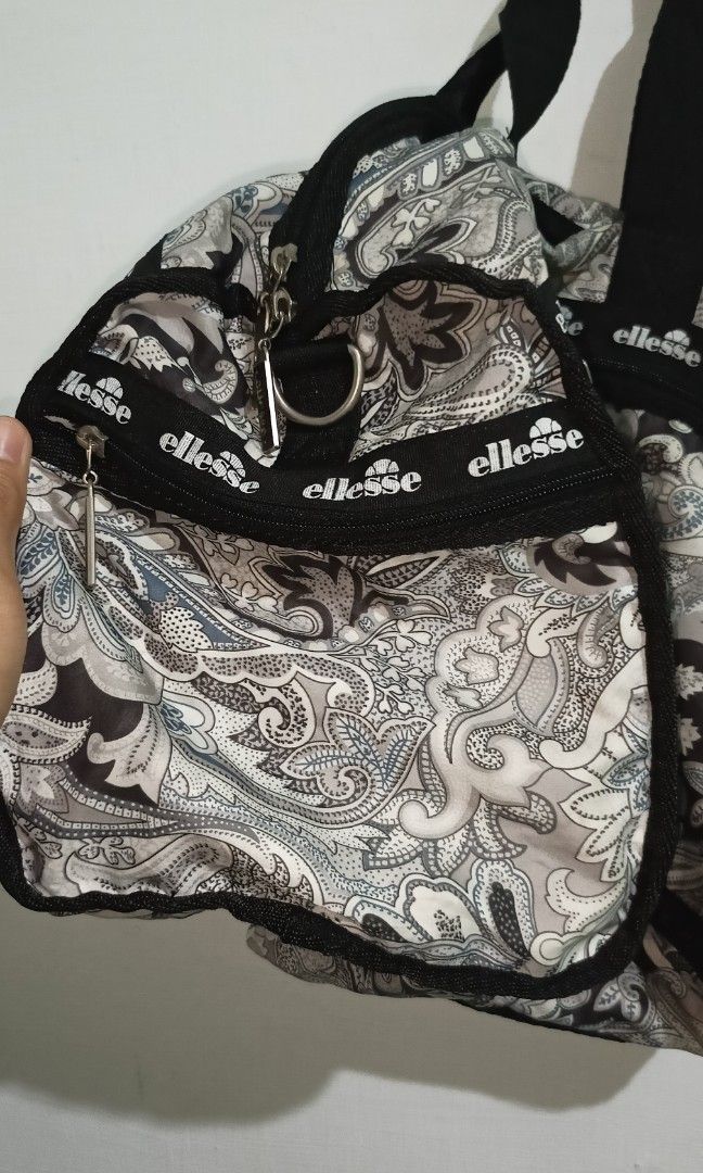 Ellesse mini duffle bag (Category: Luxury Bags & Wallets) located in Bacolod City. Submitted by arvene_jan (Listing ID 1331162700, Image 3). Description: Item #391 Ellesse mini duffle bag Pasok 5-7 hoodies dito 16" width 9" length Issue sa zipper please see pics Minor light stain & Missing sling Working pa yung zipper Lahat na zipper nag fafunction Kulang lang lagyan ng oil yung yung zipp Good condition Mine : 400 Plus sf via J&T Message me 📩.