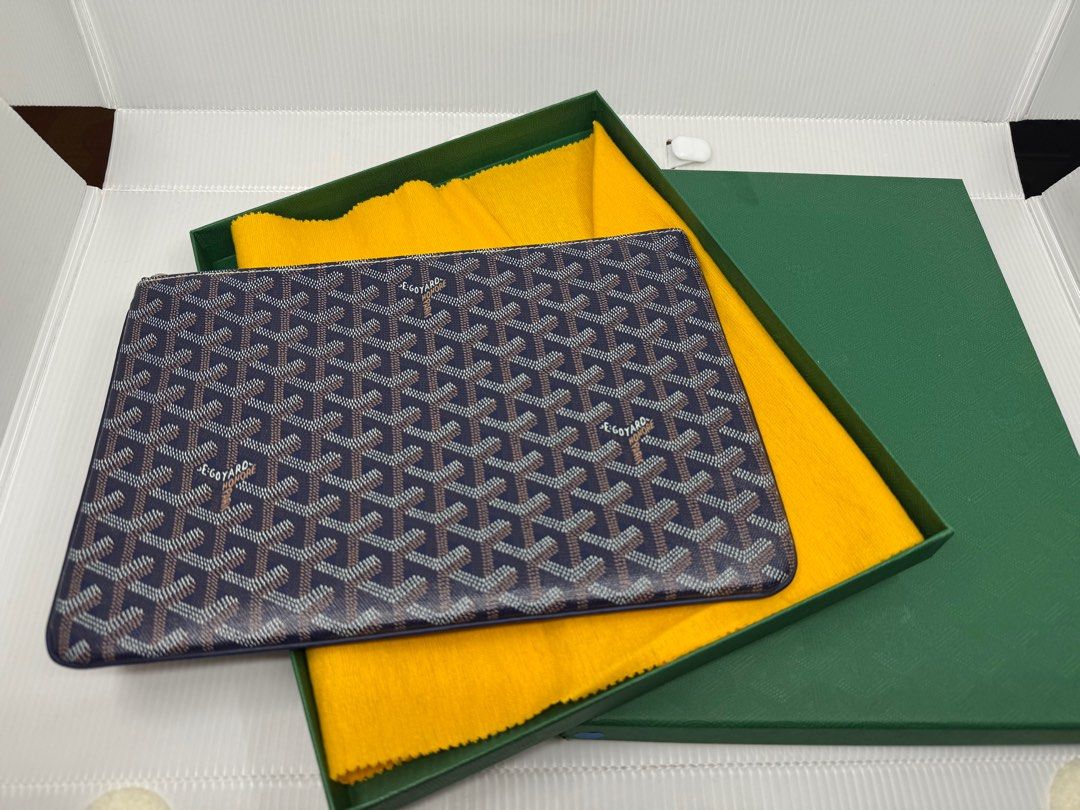 Goyard Senat MM Pouch (Category: Luxury Bags & Wallets) located in Pasig City. Submitted by donmsamson (Listing ID 1331219160, Image 1). Description: The Sénat MM pouch can be used for organising the contenta of a bag or as an everyday clutch bag. It is secured with its zip closure and has a functional interior pocket for cards. Size: 30cmx20cmx0.6cm.