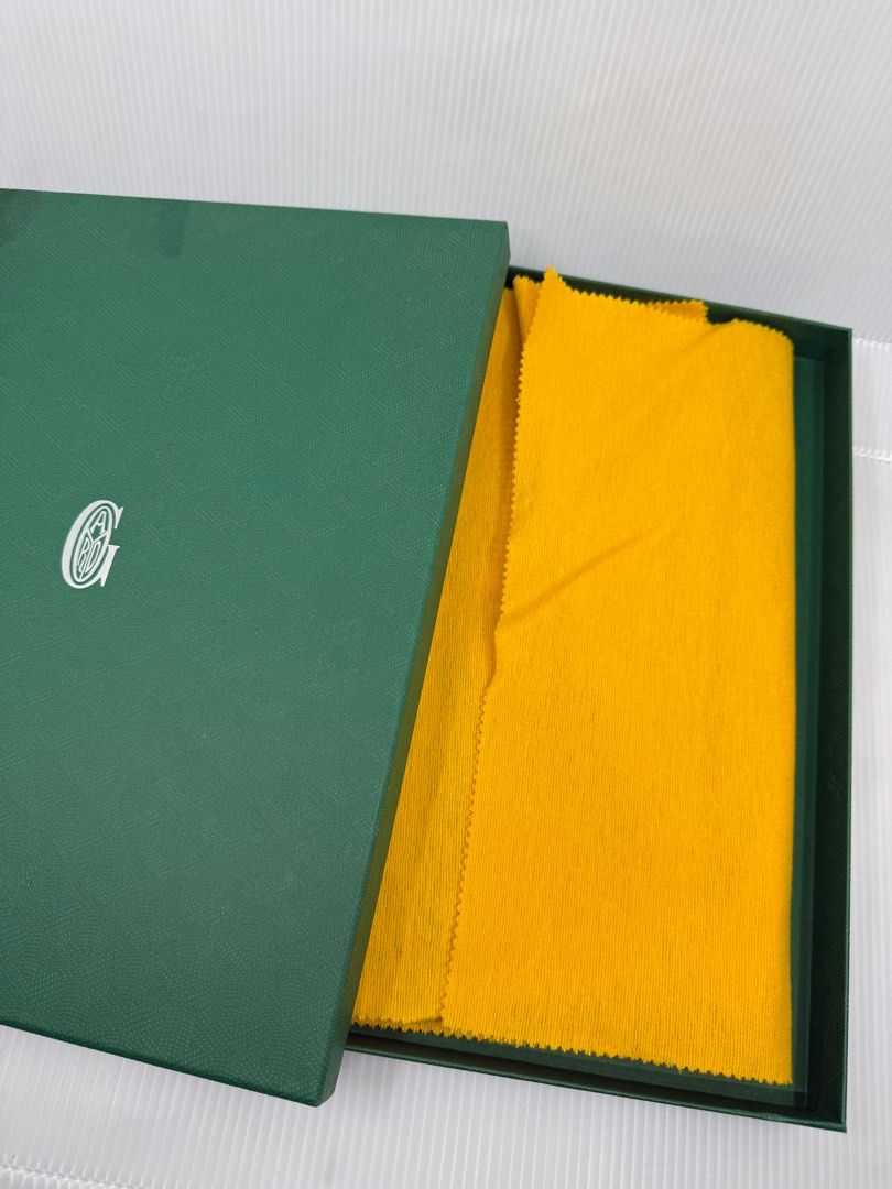 Goyard Senat MM Pouch (Category: Luxury Bags & Wallets) located in Pasig City. Submitted by donmsamson (Listing ID 1331219160, Image 3). Description: The Sénat MM pouch can be used for organising the contenta of a bag or as an everyday clutch bag. It is secured with its zip closure and has a functional interior pocket for cards. Size: 30cmx20cmx0.6cm.