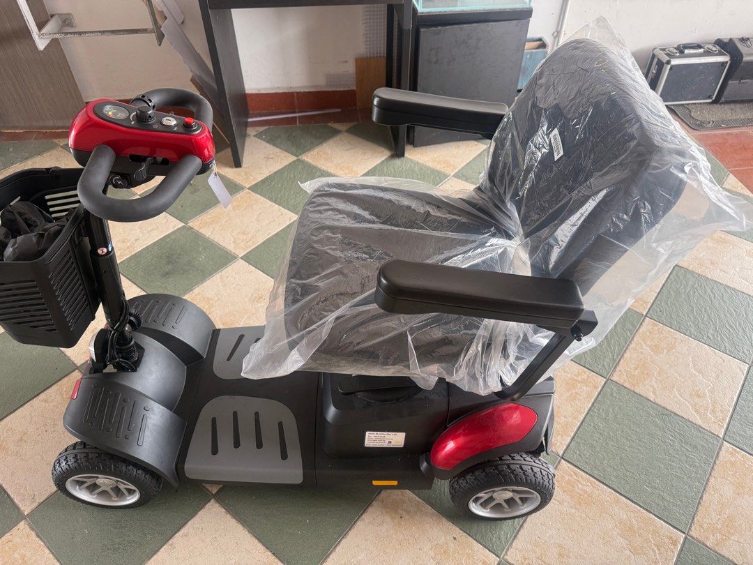 Mobility (Category: Cardio & Fitness Machines) located in Singapore. Submitted by sdjaly (Listing ID 1331088693, Image 3). Description: Never use before buyer brought it but too weak to ride it.