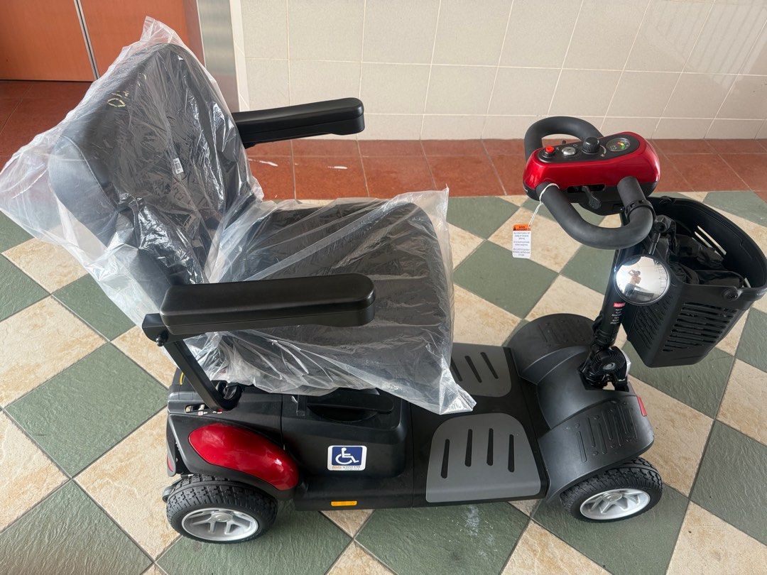 Mobility (Category: Cardio & Fitness Machines) located in Singapore. Submitted by sdjaly (Listing ID 1331088693, Image 4). Description: Never use before buyer brought it but too weak to ride it.