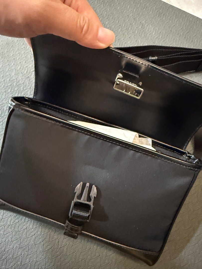 Prada （分類：手袋及銀包）位於 Hong Kong。 由 mmmmmark 提交（商品編號 1331202259，圖片 3）。簡介： Product measures: Length 8.3” (21cm) / Width 2.0” (5cm) / Height 5.5” (14cm) / Shoulder Strap 22.8” (58cm) Colour: Nero。