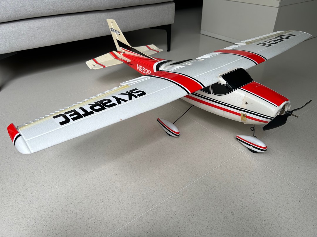 Radio Controlled Airplane Skyartec Cessna C182