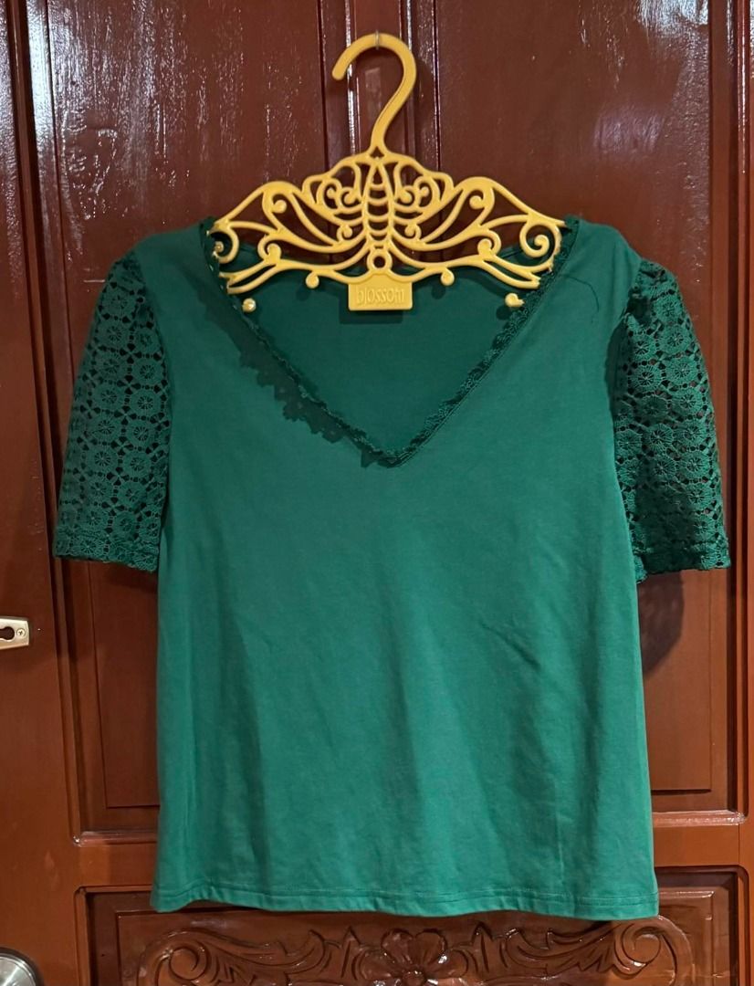 SHEIN Floral Lace Sleeve Tee (Category: Shirts) located in Mandaluyong City. Submitted by peanutsola (Listing ID 1331104688, Image 1). Description: WORN ONCE LIKE NEW Product Measurement Shoulder: 34 cm Length: 56 cm Sleeve Length: 25.5 cm Bust: 100 cm Cuff: 35.2 cm .