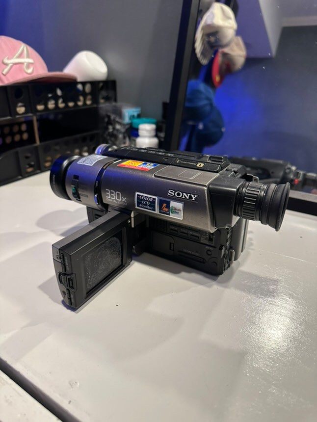 Sony Hi8 Vintage Cam Corder (Category: Cameras) located in Taguig. Submitted by sellerfrmdo (Listing ID 1331130674, Image 1). Description: Sony Hi8 Vintage Cam Corder No flash All working Night vision working Playback Working 10k nego.