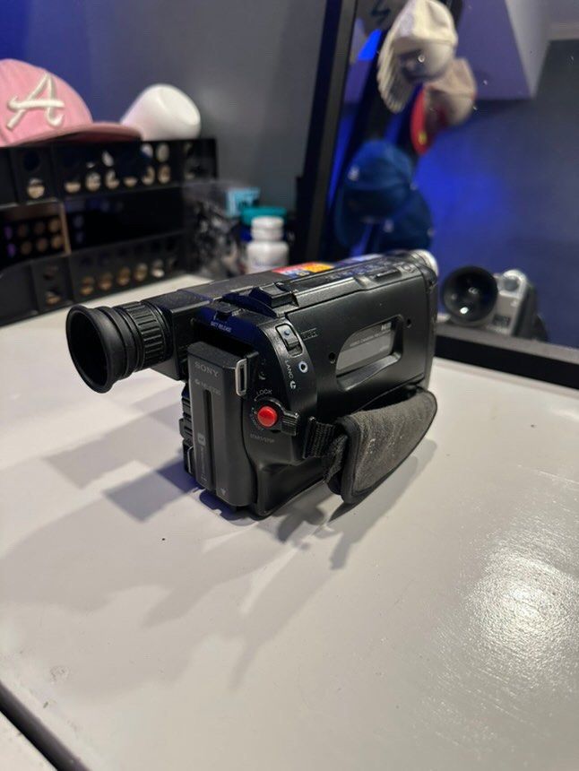 Sony Hi8 Vintage Cam Corder (Category: Cameras) located in Taguig. Submitted by sellerfrmdo (Listing ID 1331130674, Image 3). Description: Sony Hi8 Vintage Cam Corder No flash All working Night vision working Playback Working 10k nego.