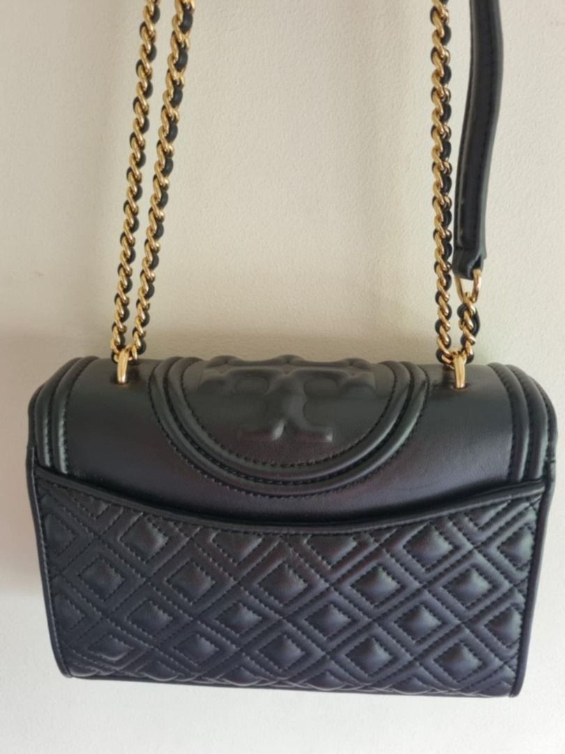 Tory Burch Fleming Bag at Php 9,000 (Category: Luxury Bags & Wallets) located in Cebu City. Submitted by bethtaylor (Listing ID 1331064345, Image 2). Description: Tory Burch Fleming Bag at Php 9,000 Price in Rustan's Php 33,000 Selling Low Decluttering Tory Burch Fleming convertible shoulder bag crafted in diamond-stitched leather, with gold-tone metal hardware. This shoulder bag features 1 exterior back pocket, 2 interior slit pockets, 1 zipper 
