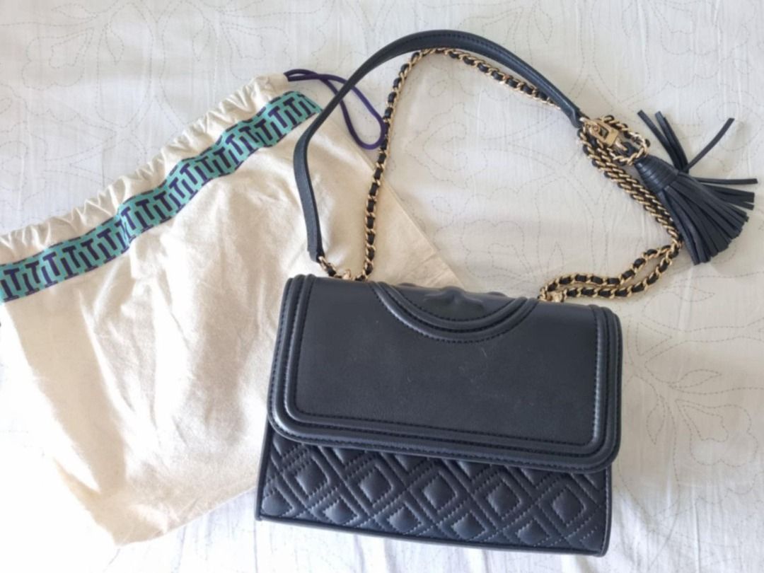 Tory Burch Fleming Bag at Php 9,000 (Category: Luxury Bags & Wallets) located in Cebu City. Submitted by bethtaylor (Listing ID 1331064345, Image 1). Description: Tory Burch Fleming Bag at Php 9,000 Price in Rustan's Php 33,000 Selling Low Decluttering Tory Burch Fleming convertible shoulder bag crafted in diamond-stitched leather, with gold-tone metal hardware. This shoulder bag features 1 exterior back pocket, 2 interior slit pockets, 1 zipper 