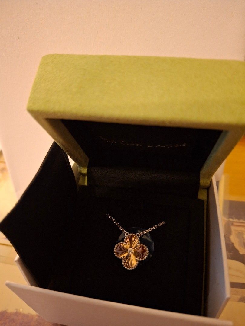 van cleef & arpels holiday pendant 2025 VCA 限量, 名牌, 飾物及配件 Carousell