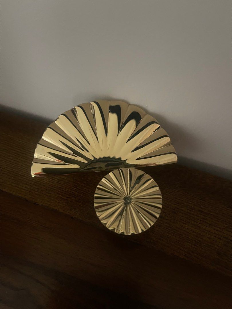 Cabinet Knobs Gold (Category: Shelves, Cabinets & Racks) located in Singapore. Submitted by bugsfire (Listing ID 1331299044, Image 1). Description: 4 shells available 2 round available Bought extra for the house .