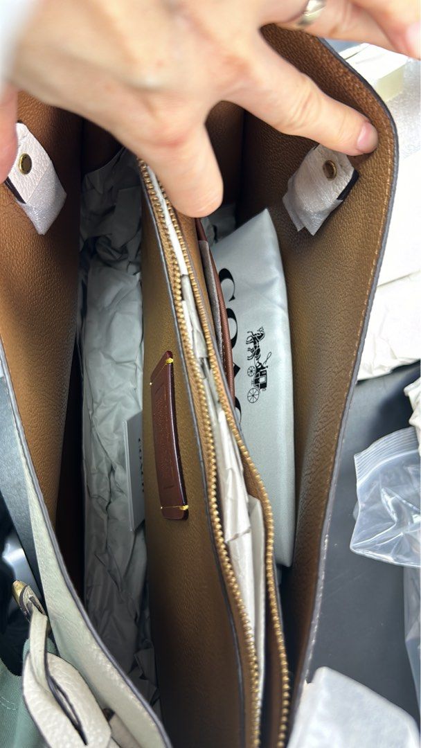 Coach （分類：手袋及銀包）位於 Hong Kong。 由 ngwkf 提交（商品編號 1331250421，圖片 3）。簡介： 全新正品正貨專櫃款 1 95031 16125 4 35x14x26cm。