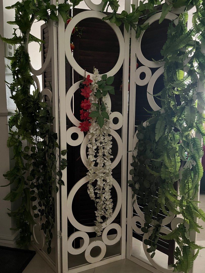 Divider accent 2sets (Category: Wall Decor) located in Makati City. Submitted by rainnes18 (Listing ID 1331306667, Image 1). Description: Beautiful divider 2sets layered white n brown. Nice accent in the living room. Includes all the ornaments flower decor 💕.