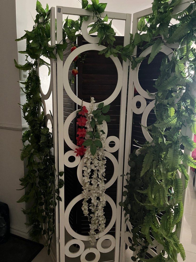 Divider accent 2sets (Category: Wall Decor) located in Makati City. Submitted by rainnes18 (Listing ID 1331306667, Image 3). Description: Beautiful divider 2sets layered white n brown. Nice accent in the living room. Includes all the ornaments flower decor 💕.