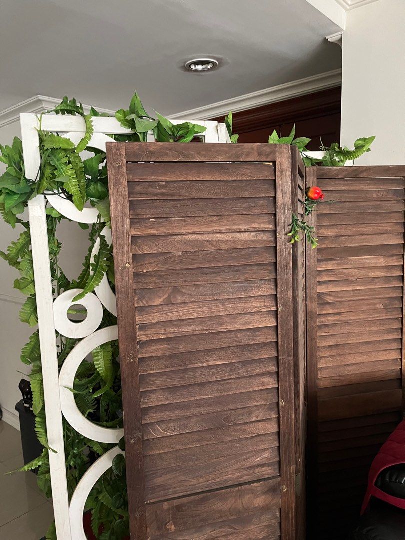 Divider accent 2sets (Category: Wall Decor) located in Makati City. Submitted by rainnes18 (Listing ID 1331306667, Image 2). Description: Beautiful divider 2sets layered white n brown. Nice accent in the living room. Includes all the ornaments flower decor 💕.