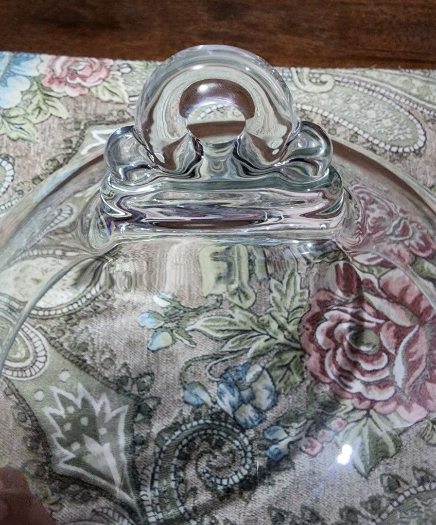 SALE❗️Glass Cake Cover (Category: Food Organization & Storage) located in Quezon City. Submitted by senyoramaria (Listing ID 1331392919, Image 3). Description: Glass Cover Only Can be used for cake, pastries or any food at your table. 22cm in diameter (8.6 inches) 9cm height Makapal ung glass, mabigat. With minimal scratches. Php700❗️.