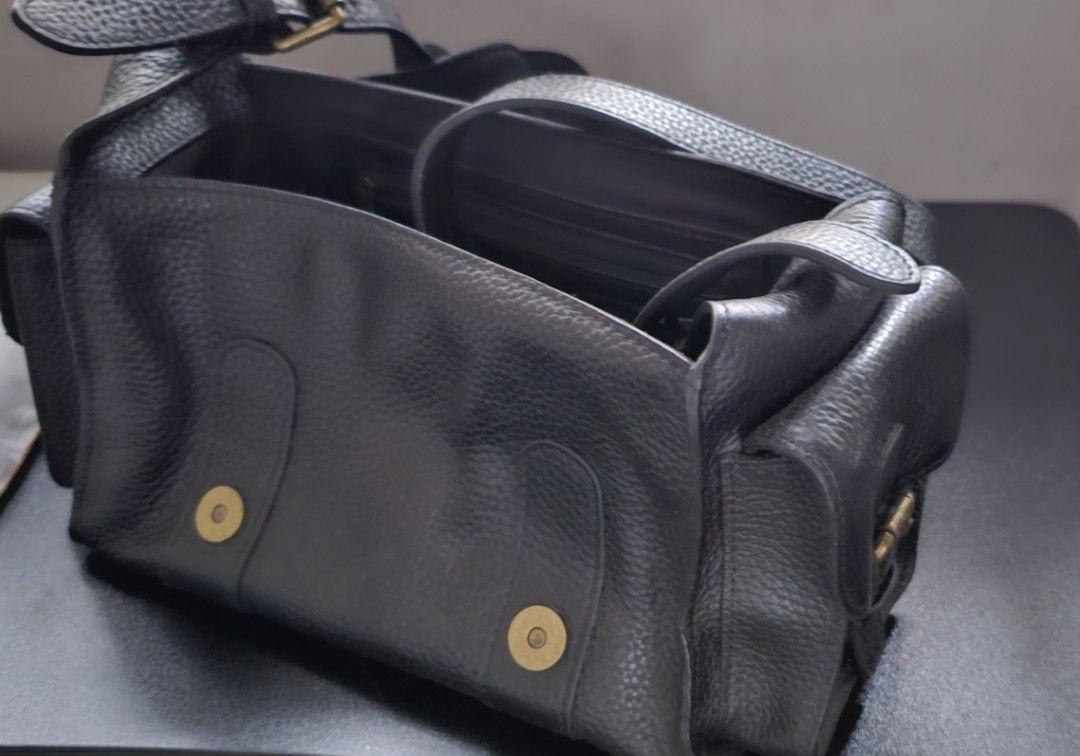 Japan leather bag (Category: Sling Bags) located in Valenzuela. Submitted by simplespring (Listing ID 1331333761, Image 3). Description: *Pure leather *Black color *Sling or shoulder bag *clean inside (see picture) Note: pro fashion Pm for more details and inquiries Thank you!.