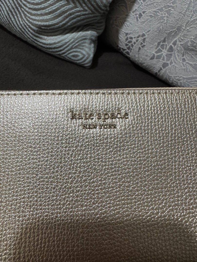 KATE SPADE sylvia slim continental wallet (Category: Wallets & Card holders) located in Mandaluyong City. Submitted by colin_ (Listing ID 1331380590, Image 2). Description: crossgrain leather, features 12 credit card slots, exterior slip pocket and foil embossed logo. Size: 3.6”h x 7.6”w x .9”d Color: Pale Gold.