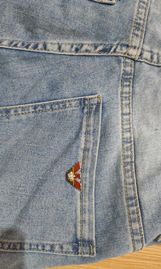 Light Blue denim pants (Category: Jeans) located in Tolosa. Submitted by pd.clutter (Listing ID 1331342232, Image 3). Description: size: waist 30-31 Length 40 issue: needs wash.
