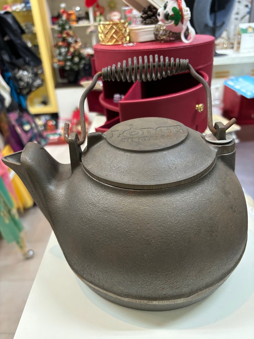 Lodge cast iron 2.5qt tea kettle