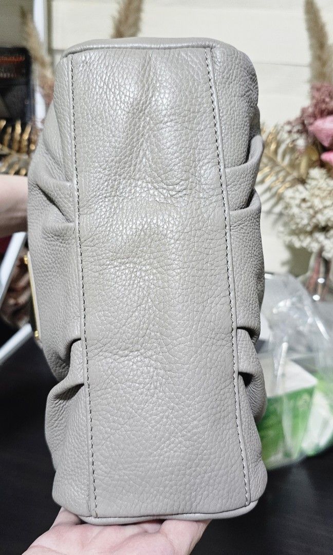 Marc jacob 2 way bag (Category: Cross-body Bags) located in Valenzuela. Submitted by simplespring (Listing ID 1331314055, Image 3). Description: Color grey Clean inside No cracking Everything ok With strap, provided dustbag Just kept in the closet see photo for the condition Pm for more Details and inquiries Thank you.