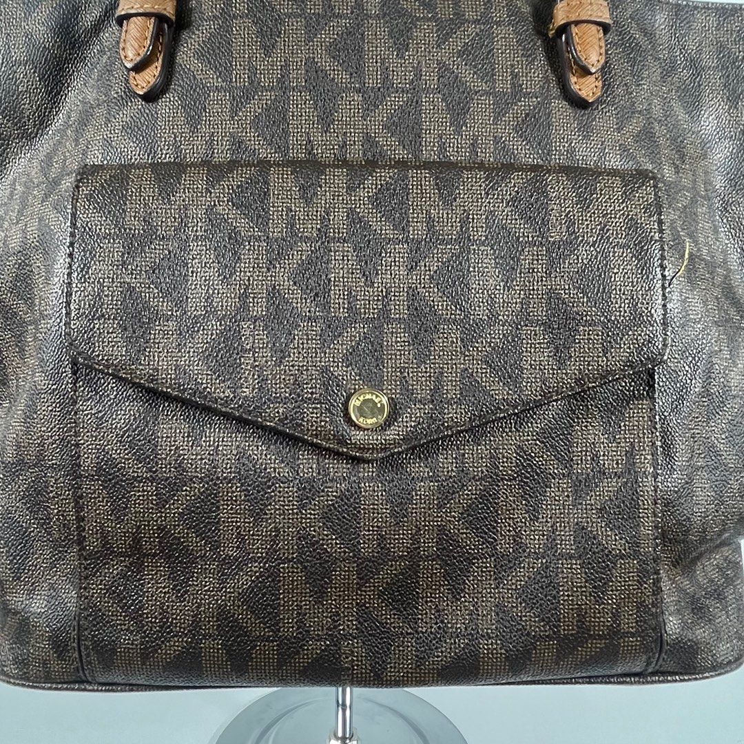 Michael Kors Jet Set Tote Bag (Category: Luxury Bags & Wallets) located in Angeles City. Submitted by cherrypicked.ph (Listing ID 1331370639, Image 3). Description: Michael Kors Jet Set Tote Bag Width: 11.5" Height: 10.5" Depth: 6" Handle: 20.5" Drop: 9" Price: 1700 Condition: 8.8:10 Issue: Minimal issue in the handle .