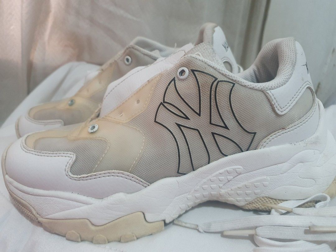 New york yankees shoes (Category: Sneakers) located in Pasig City. Submitted by msmit86384 (Listing ID 1331254662, Image 2). Description: what u see is what you get.
