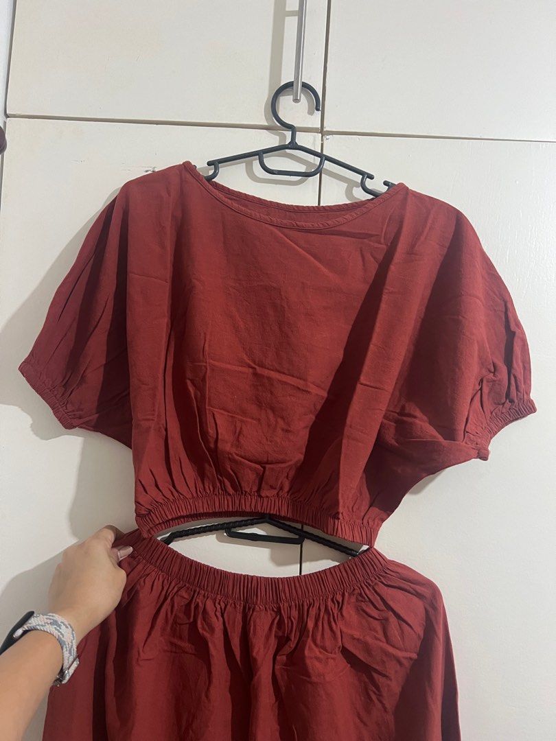 Orange Top & Skirt terno / coordinates (Category: Sets or Coordinates) located in Quezon City. Submitted by nikkatan14 (Listing ID 1331383881, Image 3). Description: Orange loose fit crop top and skirt terno / coordinates. Gartered skirt with 2 side pockets and side slits. Fits medium to large. .