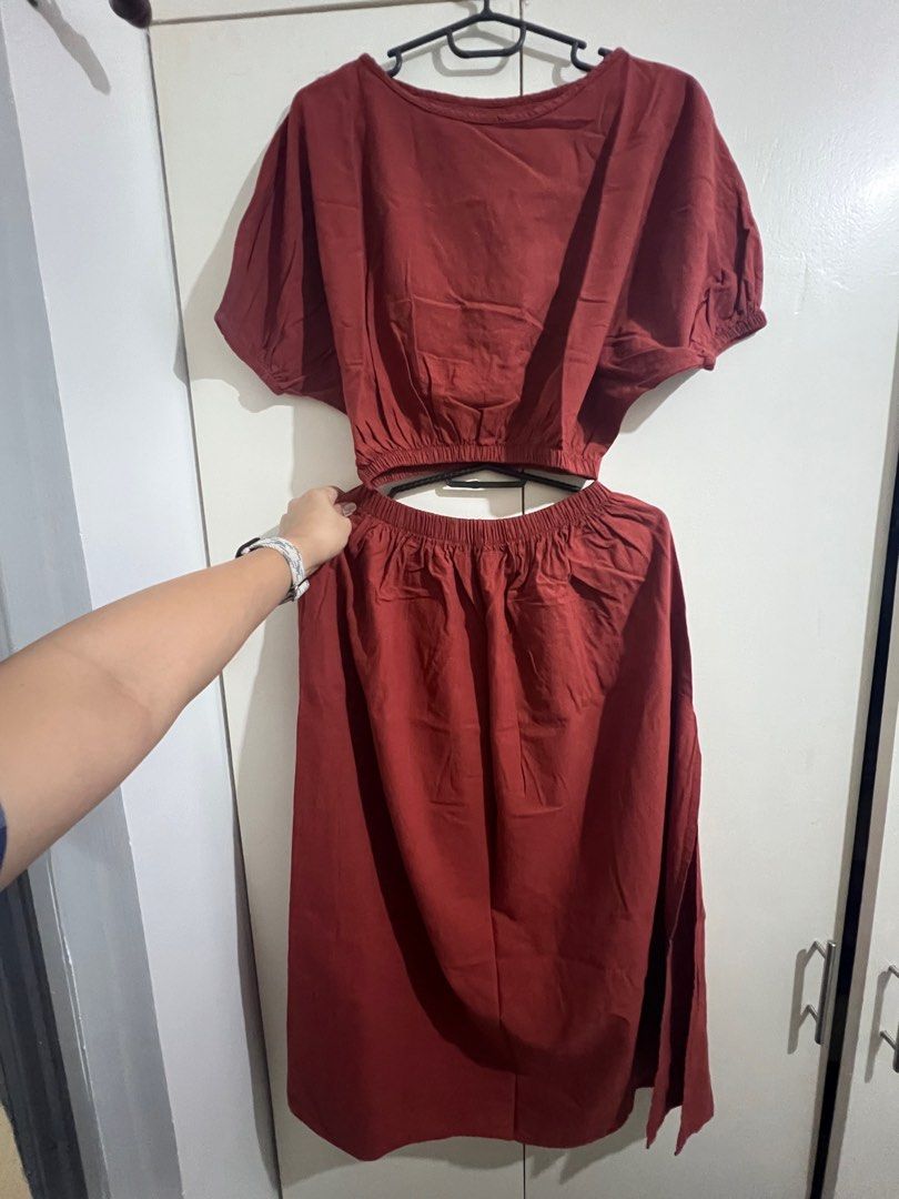 Orange Top & Skirt terno / coordinates (Category: Sets or Coordinates) located in Quezon City. Submitted by nikkatan14 (Listing ID 1331383881, Image 2). Description: Orange loose fit crop top and skirt terno / coordinates. Gartered skirt with 2 side pockets and side slits. Fits medium to large. .