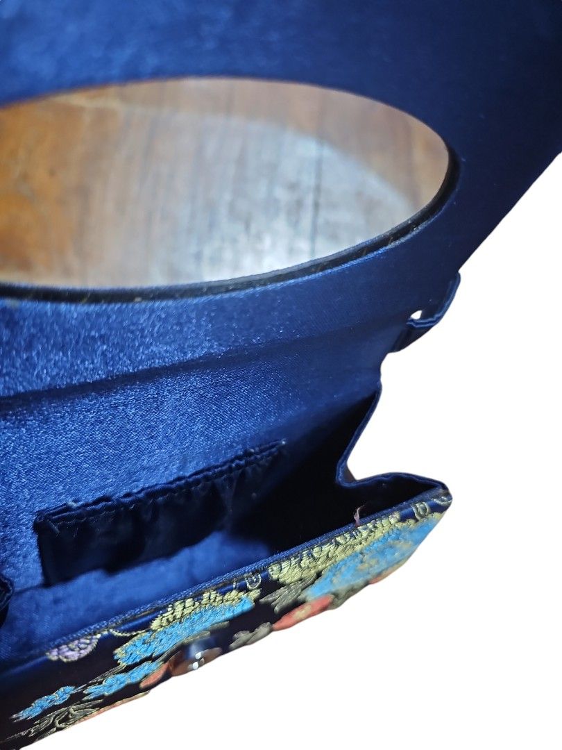 Oriental Purse with mirror on flap (Category: Purses & Pouches) located in Paranaque City. Submitted by leiispreloved (Listing ID 1331344474, Image 2). Description: no issue.