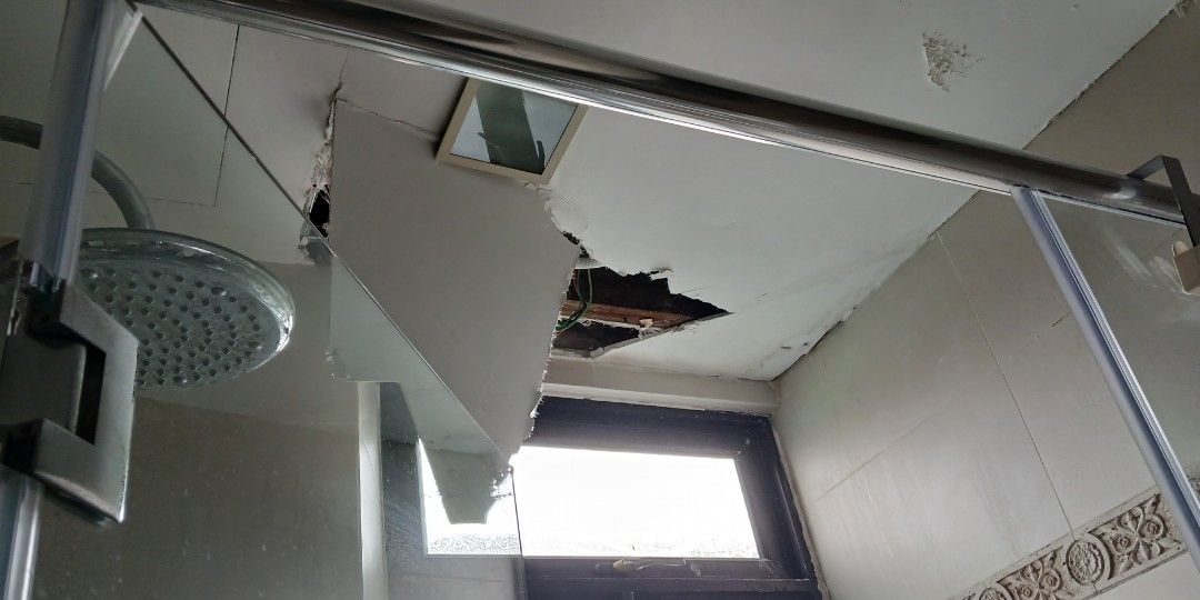 Repair False Ceiling and Partition wall. .tolite ceiling.  Box up .air con  trunking. Cornice installation and repair. Cove ceiling  electrical POWER POINT. Electrical Light change. Installation.628530668725781126