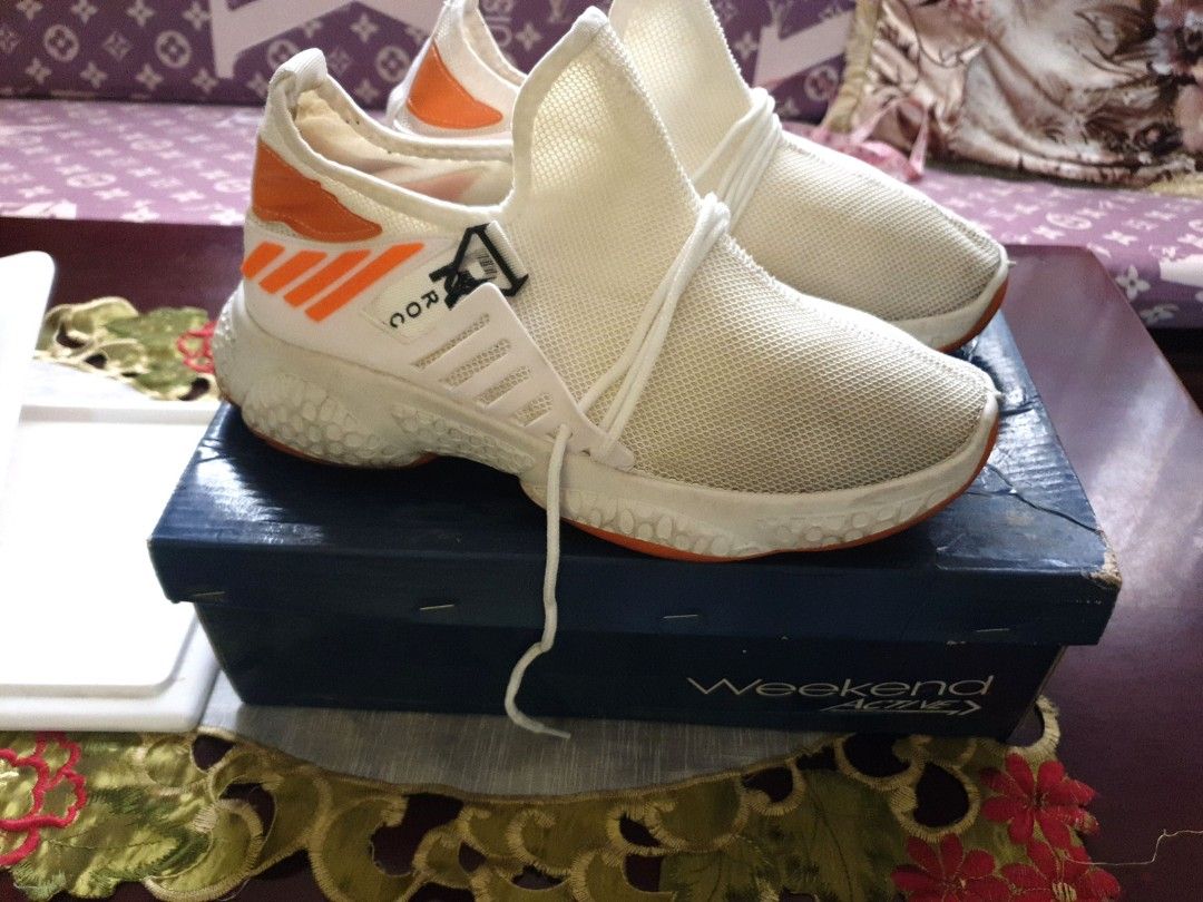 Rubber shoes (Category: Sneakers) located in Cavite. Submitted by assortedbymickeymouse (Listing ID 1331284181, Image 2). Description: S: 43 no flaws sign of usage.