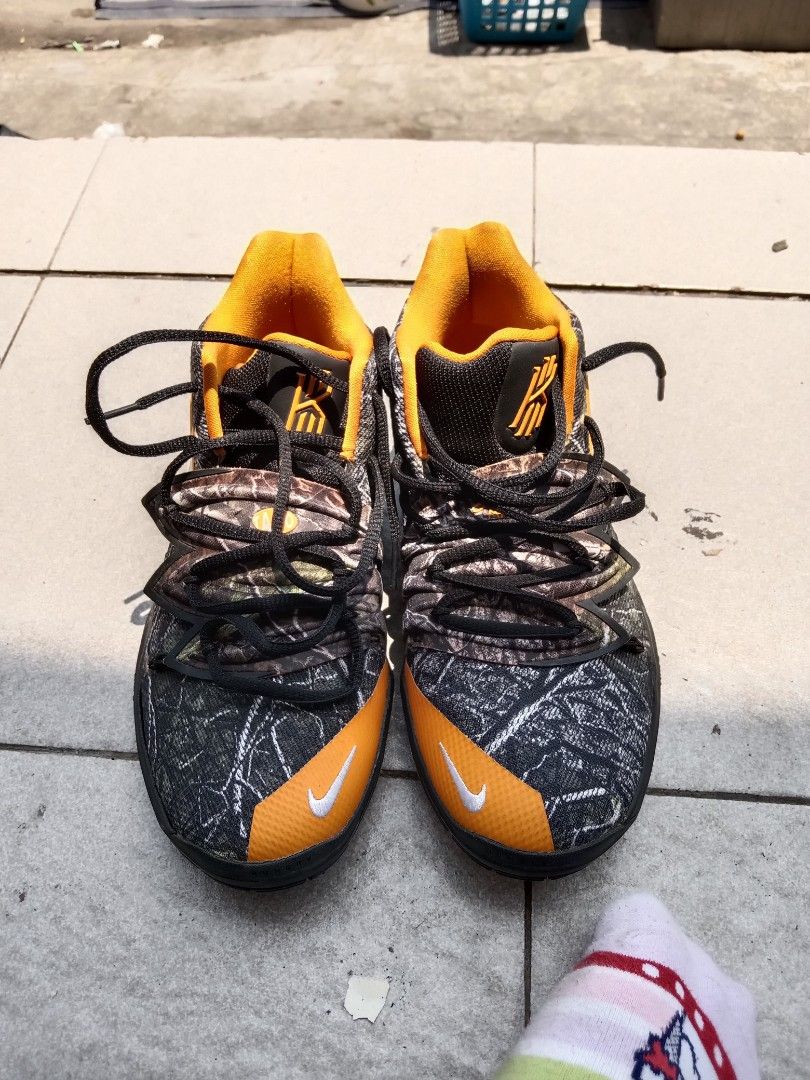 Sepatu Nike Kyrie V taco Basketball Size38 minus digambar