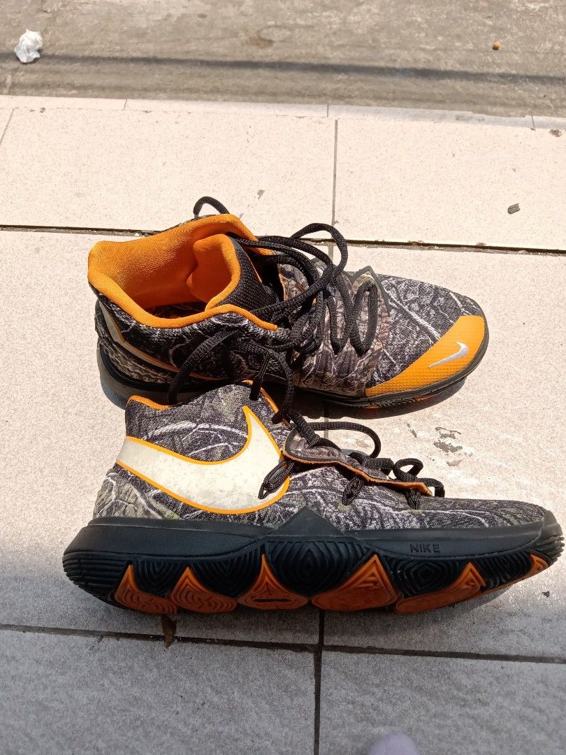 Sepatu Nike Kyrie V taco Basketball Size38 minus digambar
