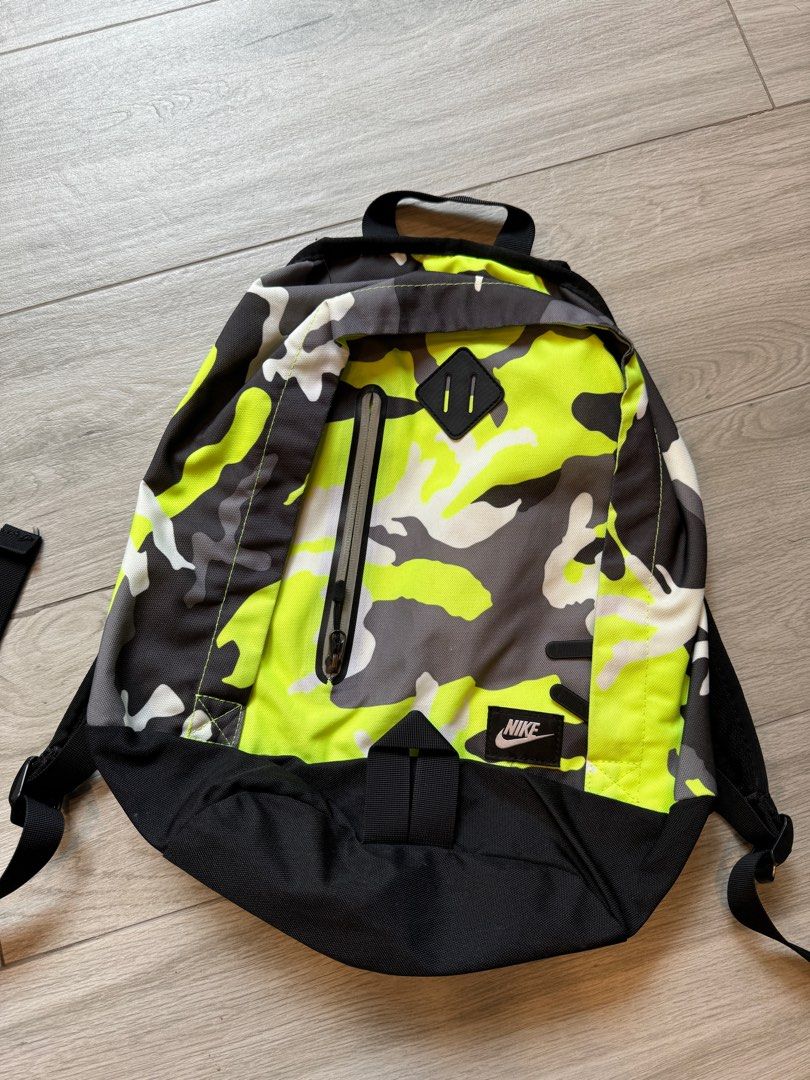 多款背囊backpack （分類：背包）位於 Hong Kong。 由 kh415 提交（商品編號 1331523963，圖片 3）。簡介： 多款背囊backpack 圖一：全新＄150 圖二：少用＄60 圖四：少用＄80 美孚站交收。