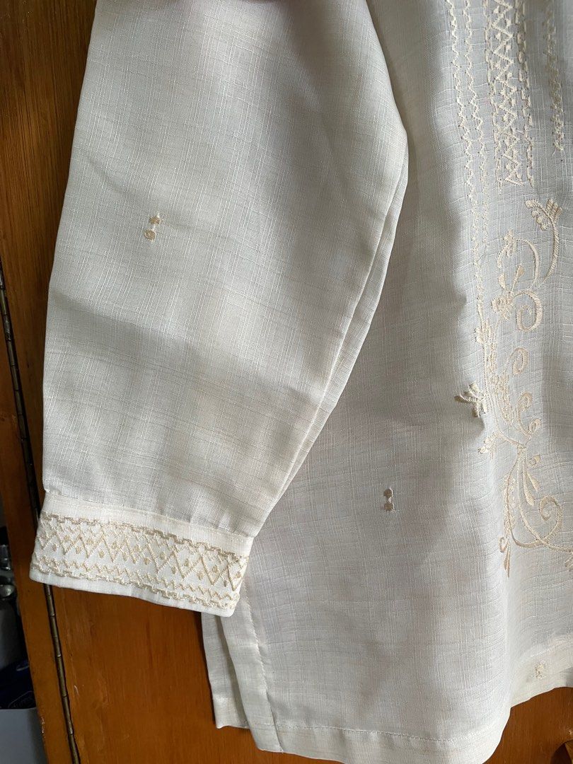 Barong Tagalog Longsleeves (Category: Formal Shirts) located in Manila. Submitted by dmdnice (Listing ID 1331449942, Image 3). Description: Double lining. See measurement in the picture.