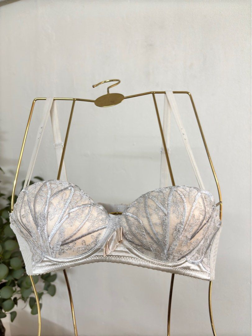 Bra (defect) (Category: New Undergarments & Loungewear) located in Kuala Lumpur. Submitted by alyastore.co (Listing ID 1331534064, Image 1). Description: 34AB no wired Clear stock (kotor) new item .