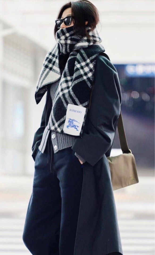 Burberry Check Wool Scarf in Black 條紋裝飾字母貼布絨線頸巾