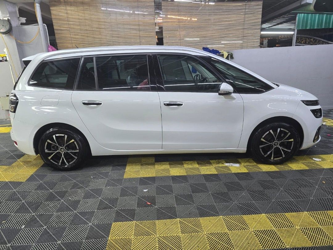 Citroen C4 Grand Picasso 1.6 L. 7 Seaters Diesel Auto (Category: Used Cars) located in Singapore. Submitted by alvinc001 (Listing ID 1331509154, Image 3). Description: Moonroof. 1.6 Diesel No accident. 7 years warranty by Cycle and Carriage. Warranty just expired in July 2024. Car maintained by Cycle and Carriage workshop (239 Alexandra) for seven years. No defect in car. Except moonroof curtain not able to close. Can pay workshop about $100 to p