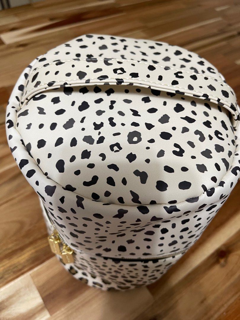 Diffuser Carrying Case YL (Category: Tote Bags) located in Bangi. Submitted by preloved_nzb (Listing ID 1331417839, Image 3). Description: Condition 10/10. This bag is a one of a kind travel buddy, for the oiler on-the-go. Fits diffuser & oils..