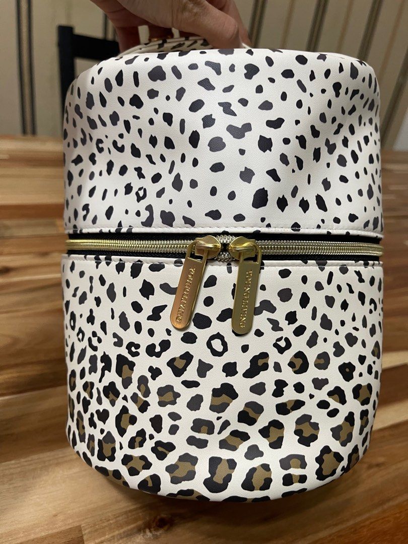 Diffuser Carrying Case YL (Category: Tote Bags) located in Bangi. Submitted by preloved_nzb (Listing ID 1331417839, Image 2). Description: Condition 10/10. This bag is a one of a kind travel buddy, for the oiler on-the-go. Fits diffuser & oils..