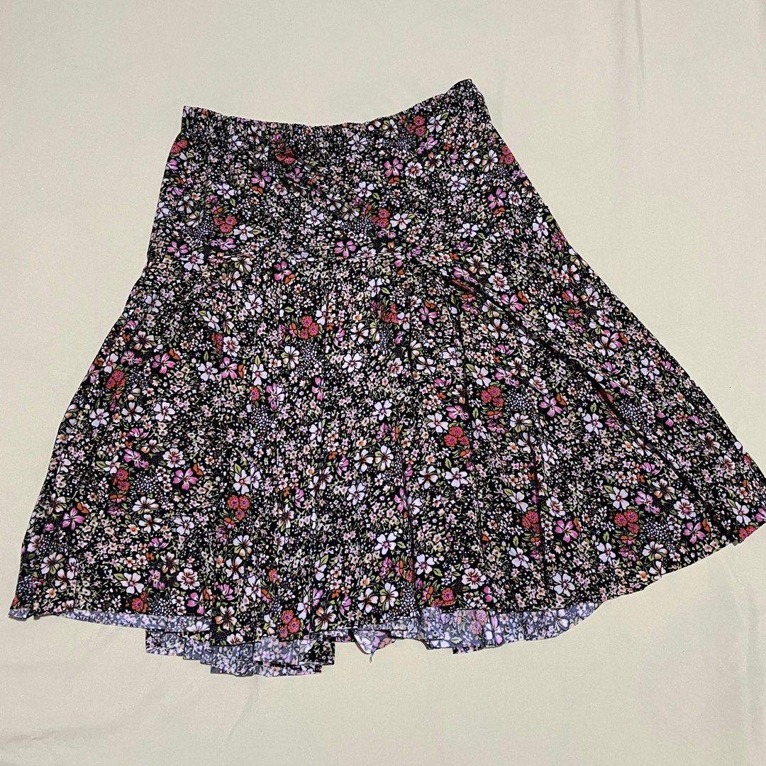 Floral Short Skirt (Category: Skirts) located in Bustos. Submitted by kyeehy (Listing ID 1331543108, Image 1). Description: Can be paired with long sleeve cardigan tops. RFS: Doesnt fit anymore;) Rules: No return or refund. Item will only be shipped or delivered once payment is made.